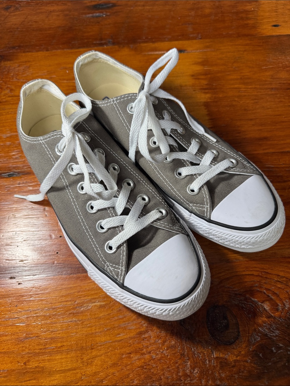 🌿Converse Women’s 8  Low-Top Canvas Sneakers in Gray and White